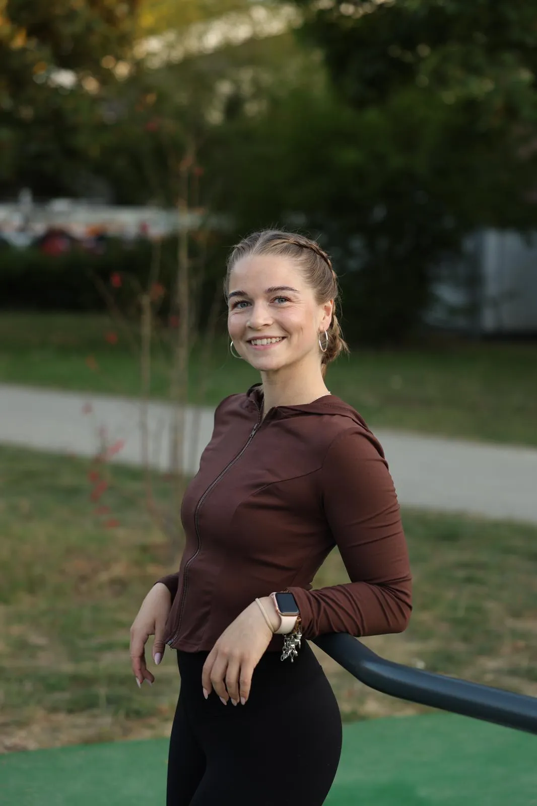 Jessica Bülow, lächelnd im Park