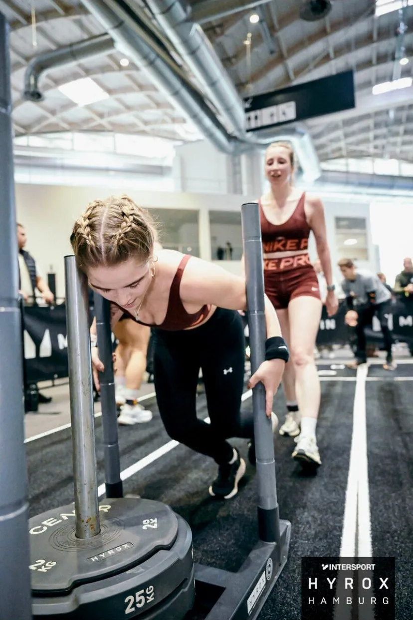 Jessica Bülow beim Sled Push bei einem HYROX-Wettkampf in Hamburg